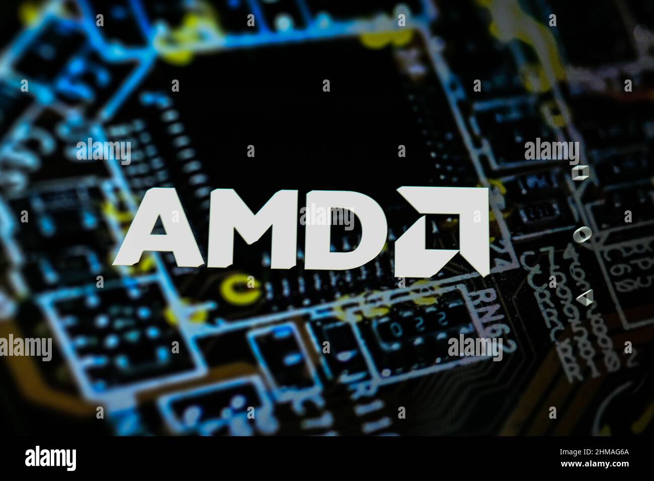 Polen. 8th. Februar 2022. In dieser Mehrfachbelichtung wird ein AMD-Logo auf einem Smartphone mit elektronischen Schaltungen angezeigt. (Bild: © Omar Marques/SOPA Images via ZUMA Press Wire) Stockfoto