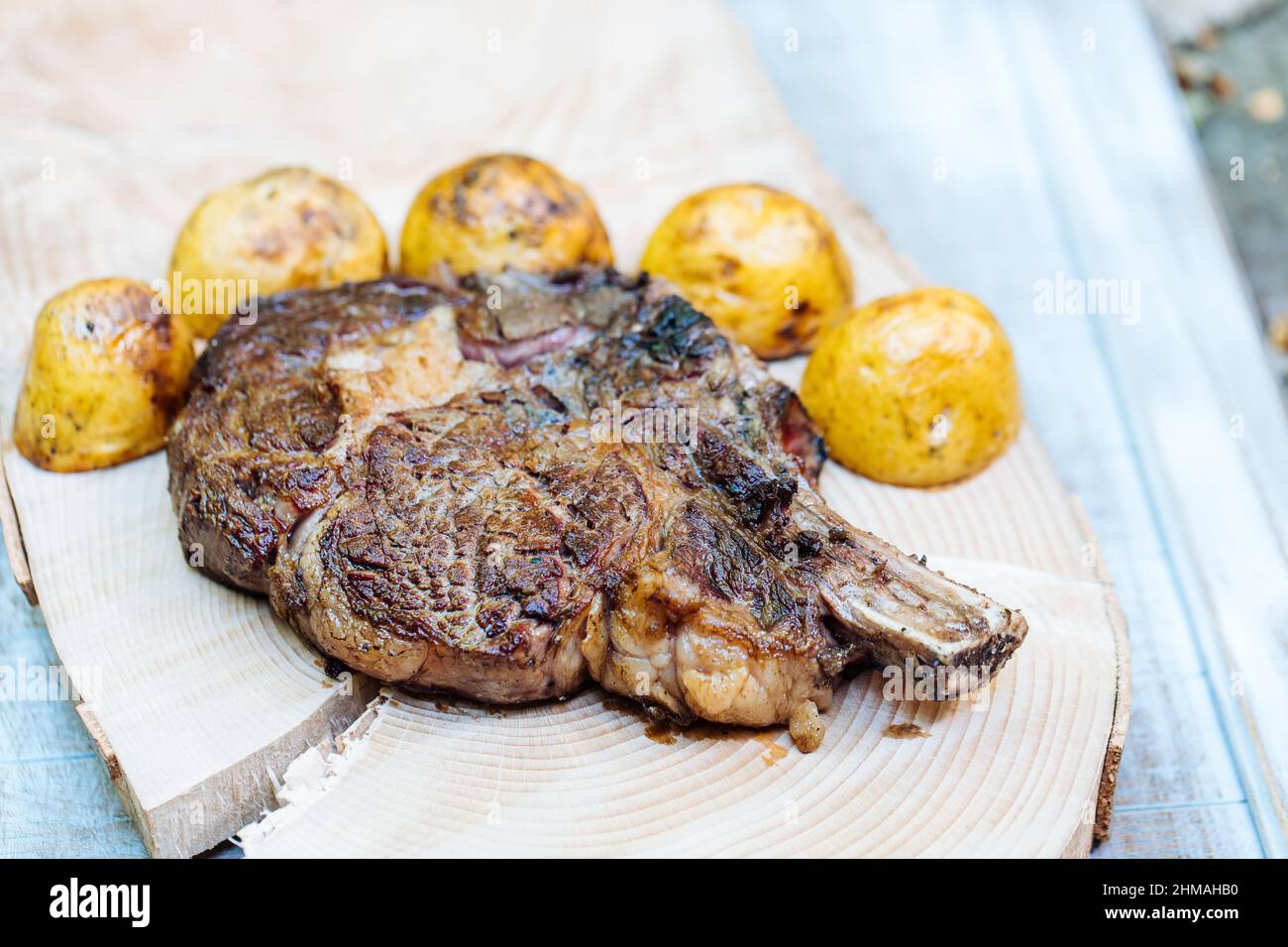 Verschiedene Steaks, darunter Rib Eye, T-Bone, Filetsteak und Rumpsteak. Filet- und Lendenschürzschnitt. Trockenes, gereiftes Rindfleisch aus biologischem Anbau. Stockfoto