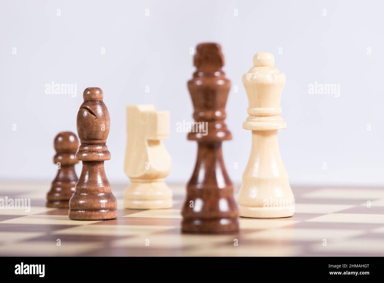 Schachspiel wird mit einem hellen Hintergrund gespielt Stockfoto