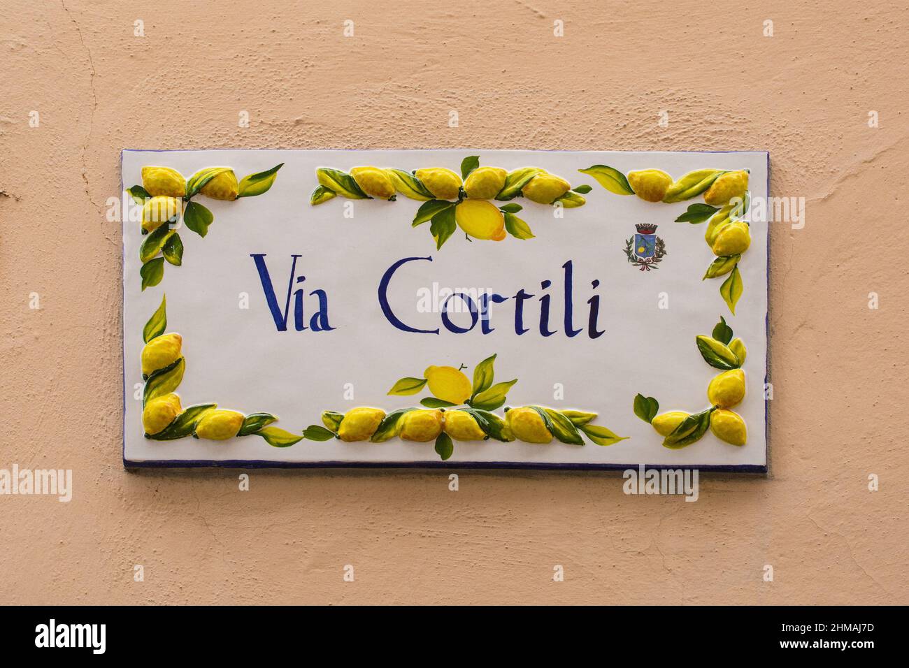 Limone sul Garda, Italien - Dez 24 2021. Die markanten Straßenschilder in Limone sul Garda am Nordostufer des Gardasees, Provinz Brescia, Lombardei Stockfoto