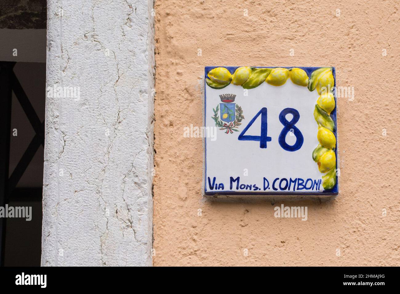 Limone sul Garda, Italien - Dez 24 2021. Die markanten Straßenschilder in Limone sul Garda am Nordostufer des Gardasees, Provinz Brescia, Lombardei Stockfoto