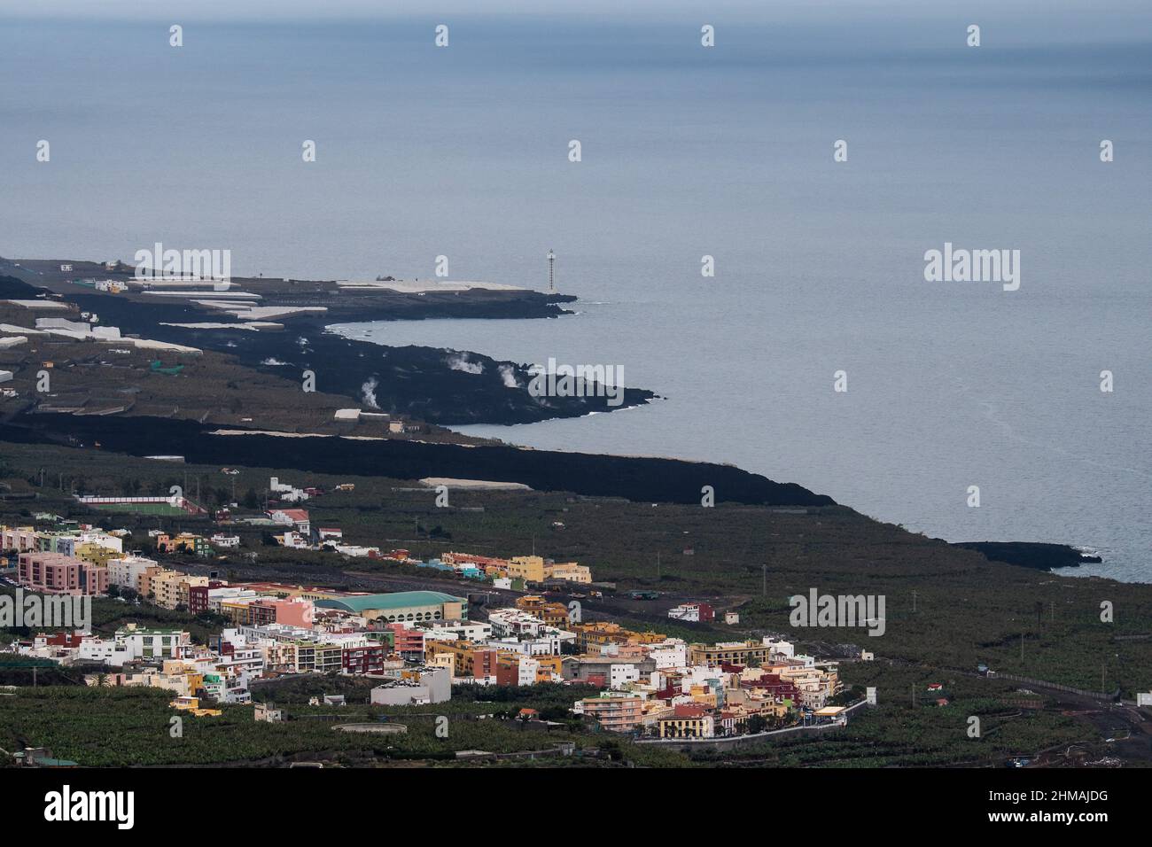 Blick auf die Lava des Vulkans Cumbre Vieja, der viele Populationen auf dem Weg zum Meer verwüstet hat und so eine neue Halbinsel wurde. Stockfoto