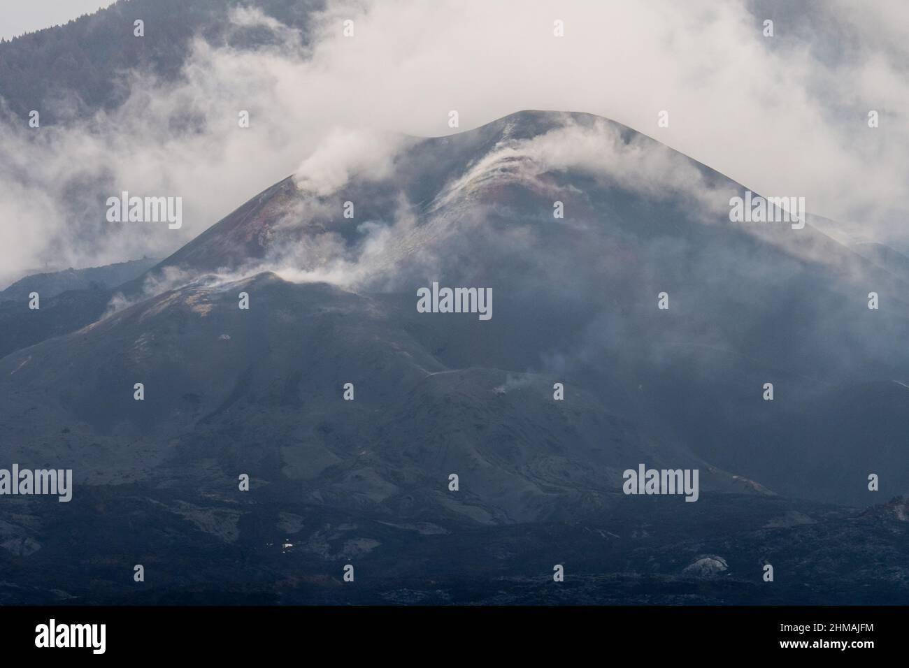 Blick auf den Vulkan Cumbre Vieja, der immer noch Schwefelgase ausstößt. Viele Gebiete sind noch immer von vulkanischer Lava und Asche betroffen, die durch den Ausbruch verursacht wurden Stockfoto