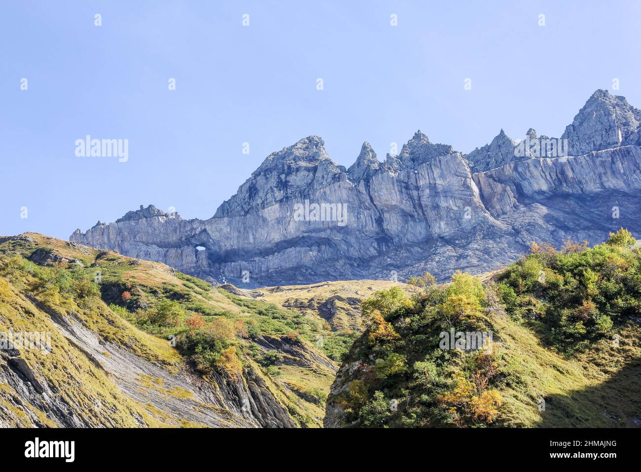 Martinsloch, Kanton Glarus, Schweiz. Es handelt sich um einen Durchbruch in der Alpenkette der Tschingelhoerner in Form eines Dreiecks von etwa 6 m W Stockfoto