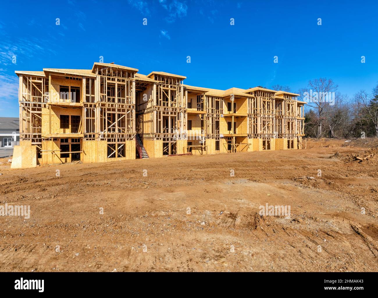 Horizontale Aufnahme eines neuen Mehrfamilienhauses im Bau. Stockfoto