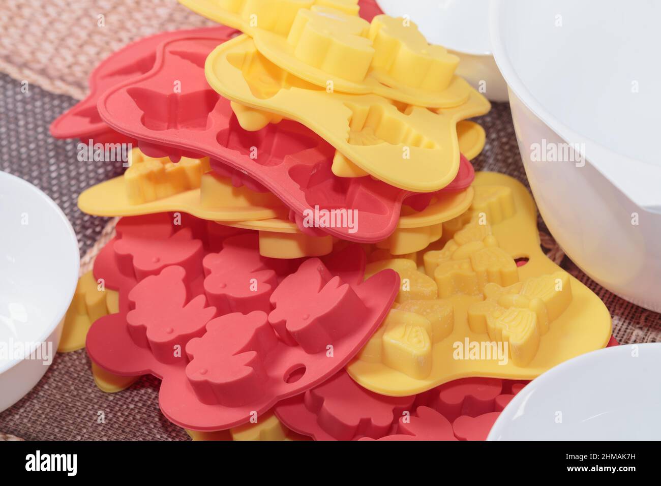 Bunte Backwaren Silikonformen für Schokolade und Süßigkeiten. Nahaufnahme. Stockfoto