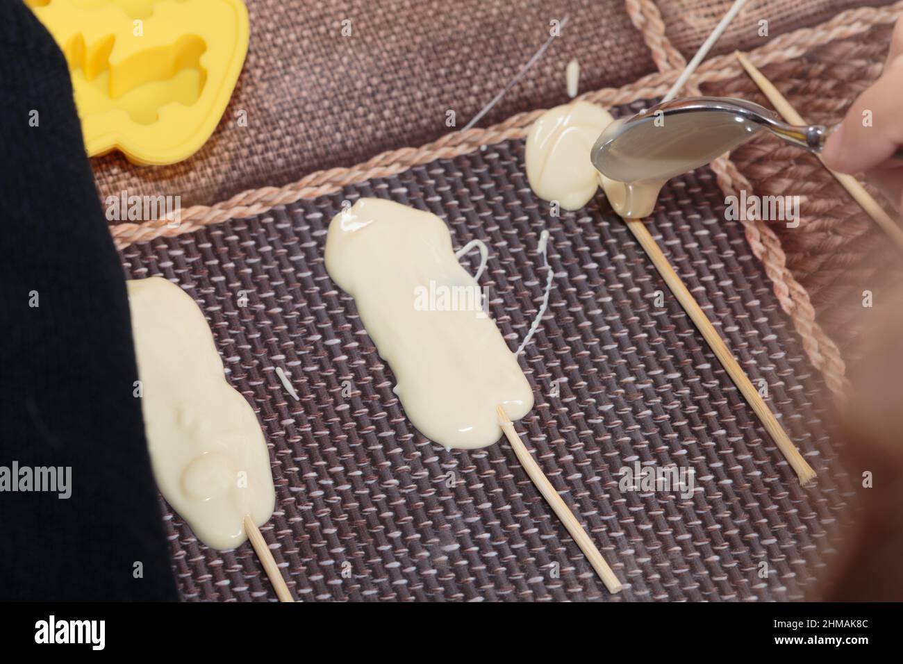 Der Prozess der Herstellung von Pralinen auf Stöcken. Master Class. Nahaufnahme. Stockfoto