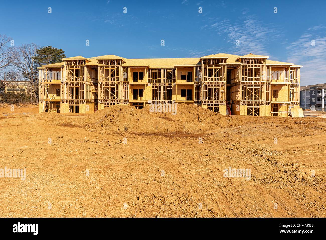 Horizontale Aufnahme eines neuen Wohnkomplexes im Bau mit Kopierraum. Stockfoto
