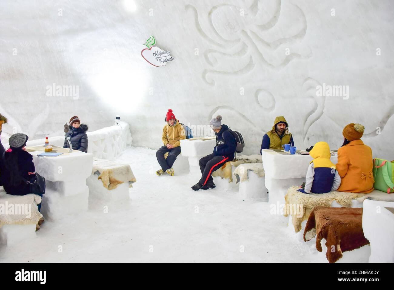 Besucher im Café gesehen. Im berühmten Skigebiet Gulmarg in Jammu und Kaschmir ist ein Iglu-Café, das angeblich das größte der Welt ist, aufgekommen. Mit einer Höhe von 37,5 Fuß und einem Durchmesser von 44,5 Fuß behauptete Wasim, der Schöpfer des Igloos, es sei das größte Café dieser Art der Welt. Es habe 64 Tage gedauert, bis 25 Mitarbeiter Tag und Nacht gearbeitet haben, sagte Herr Wasim und fügte hinzu, dass es 1.700 Manntage gedauert habe, bis das Projekt abgeschlossen sei. (Foto von Saqib Majeed / SOPA Images/Sipa USA) Stockfoto