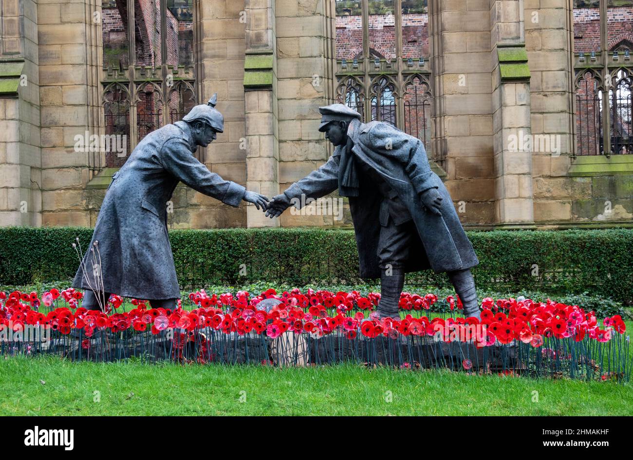 All Together Now, eine vom Bildhauer Andy Edwards entworfene Statue, die in der bombardierten Liverpooler Kirche ausgestellt ist. Stockfoto