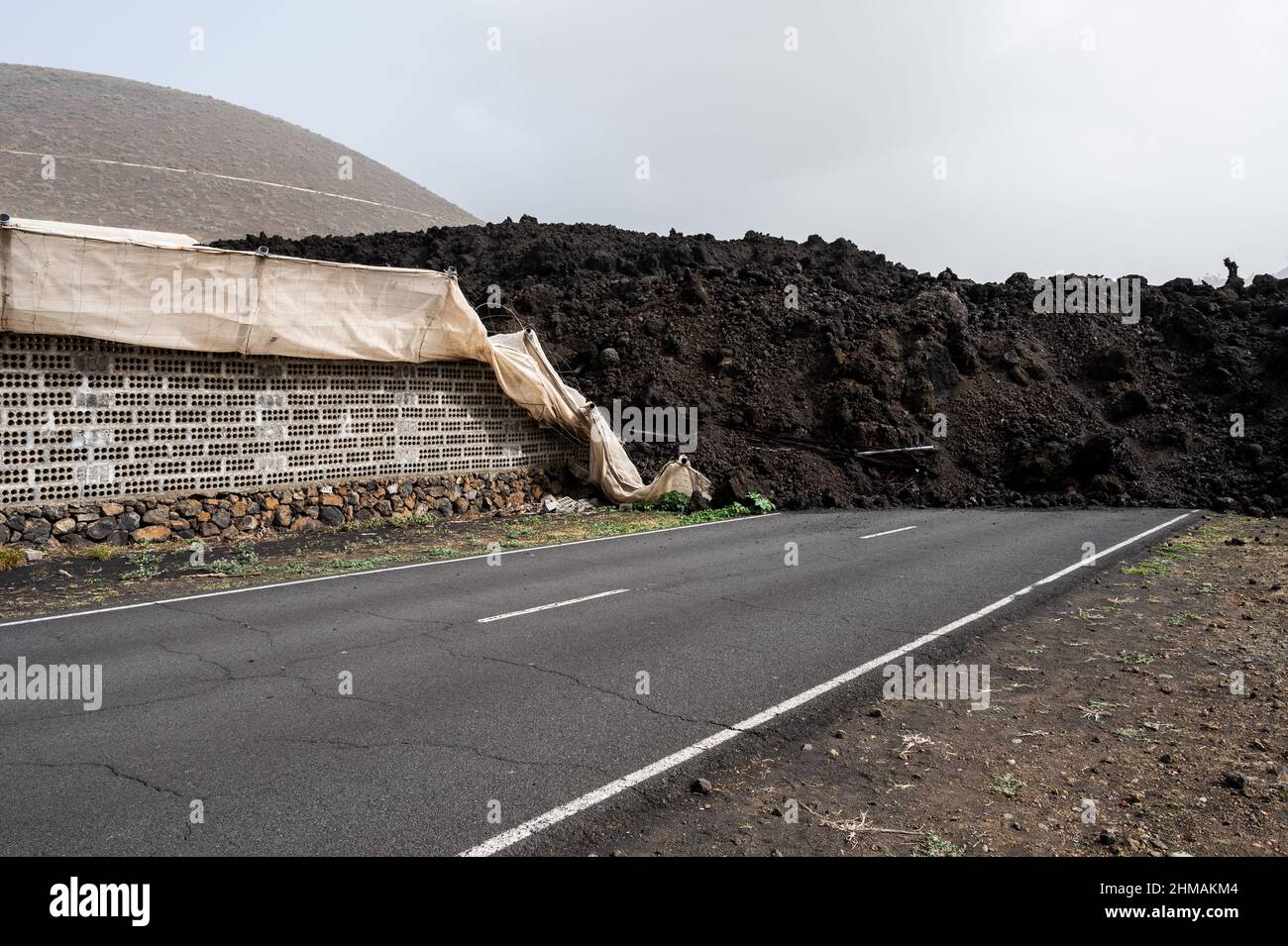 Die Lava des Vulkans Cumbre Vieja führt auf dem Weg zum Meer durch eine Straße. Viele Straßen wurden während des Ausbruchs durch vulkanische Lava blockiert Stockfoto