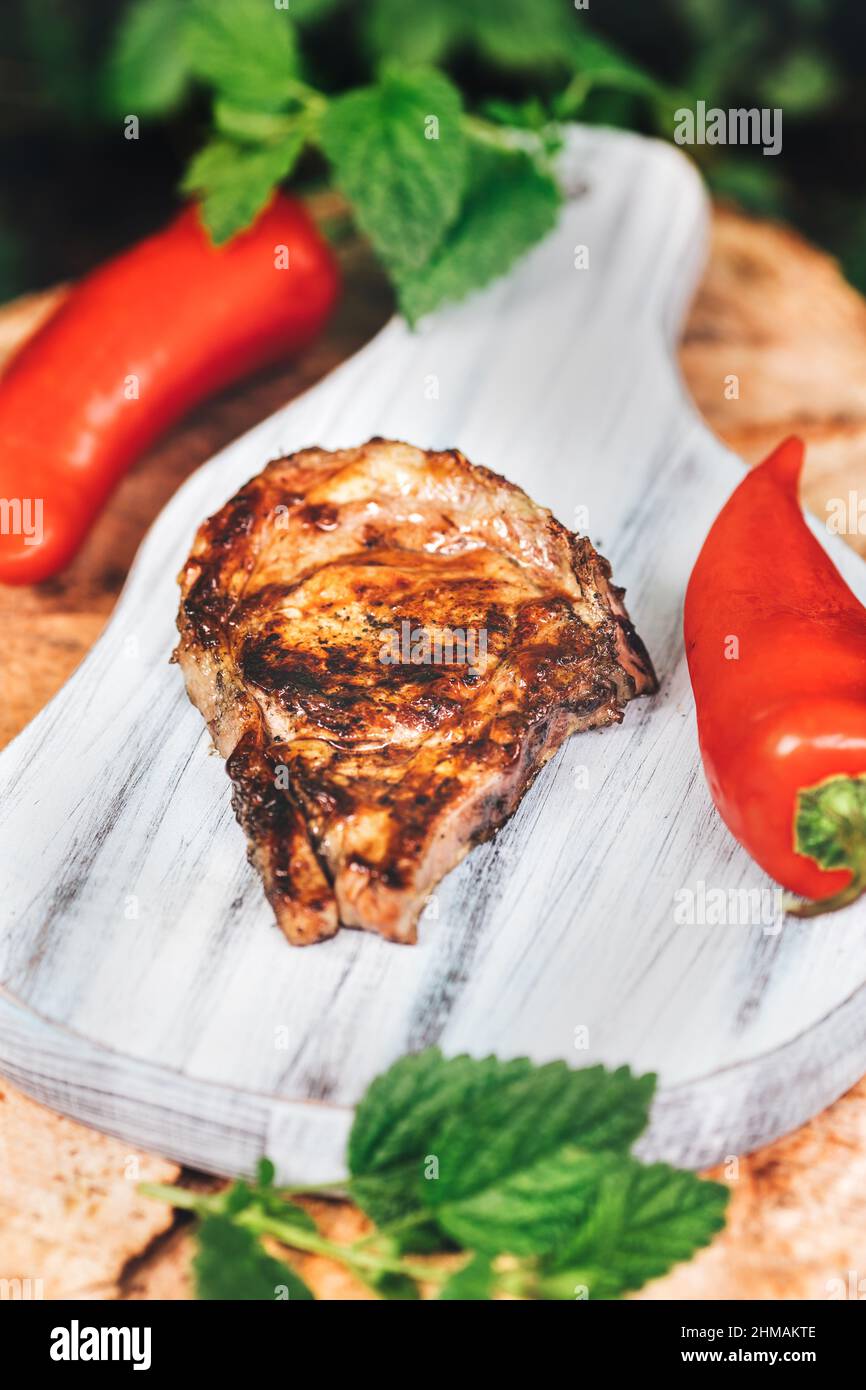 Auswahl an mittelseltenen Steaks, geschnitten mit Messer mit Kartoffelkeilen als Beilage. Kochen im Freien, und tolle Schnitte von Sirloin, Filet. Grill Stockfoto