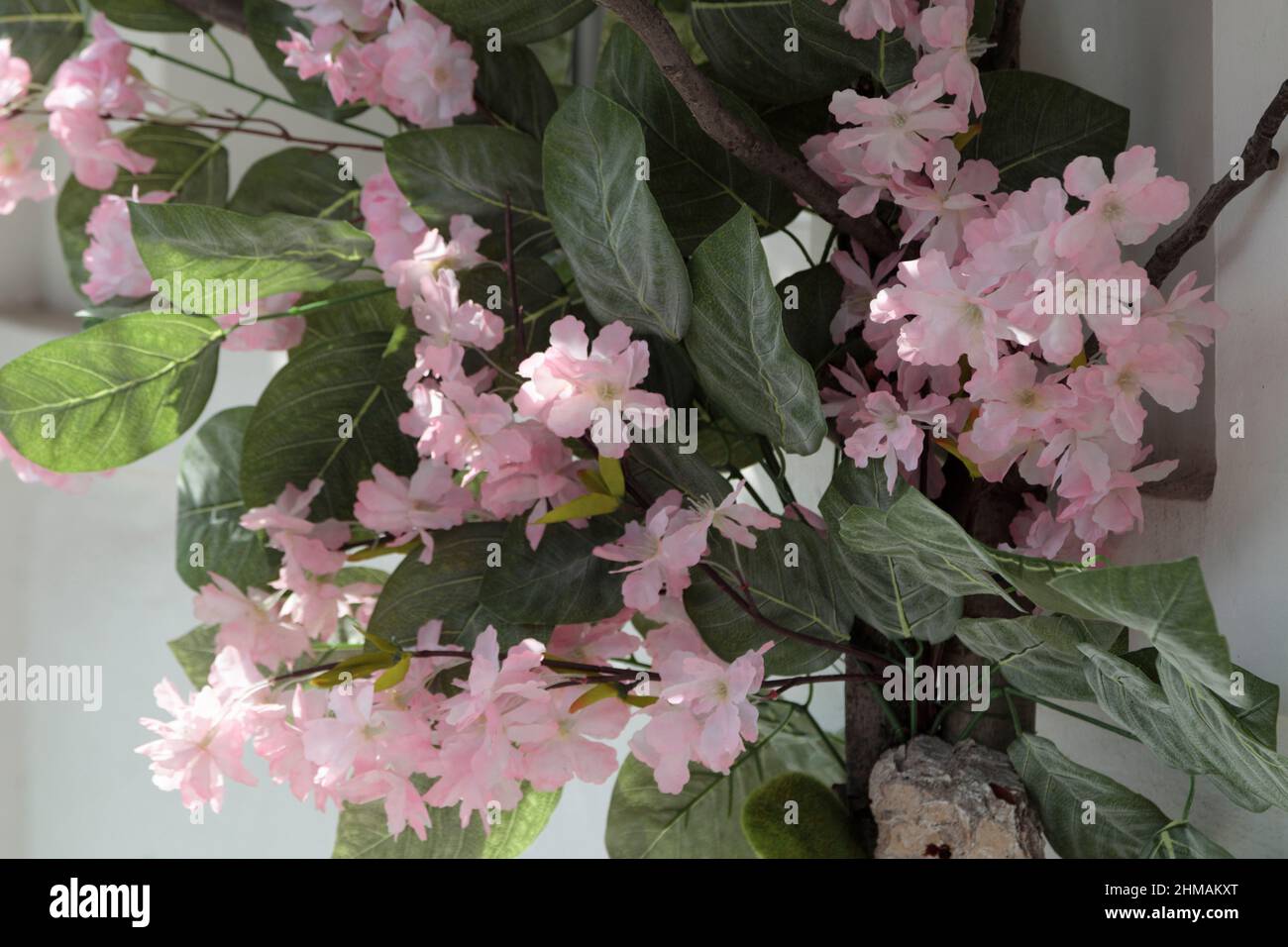 Künstliche Blumen in der Gestaltung der Straßen der Stadt. Eine neue Welle im Ladendesign. Stockfoto Künstliche Blumen in der Gestaltung der Straßen der Stadt. Eine neue Welle im Ladendesign. Stockfoto