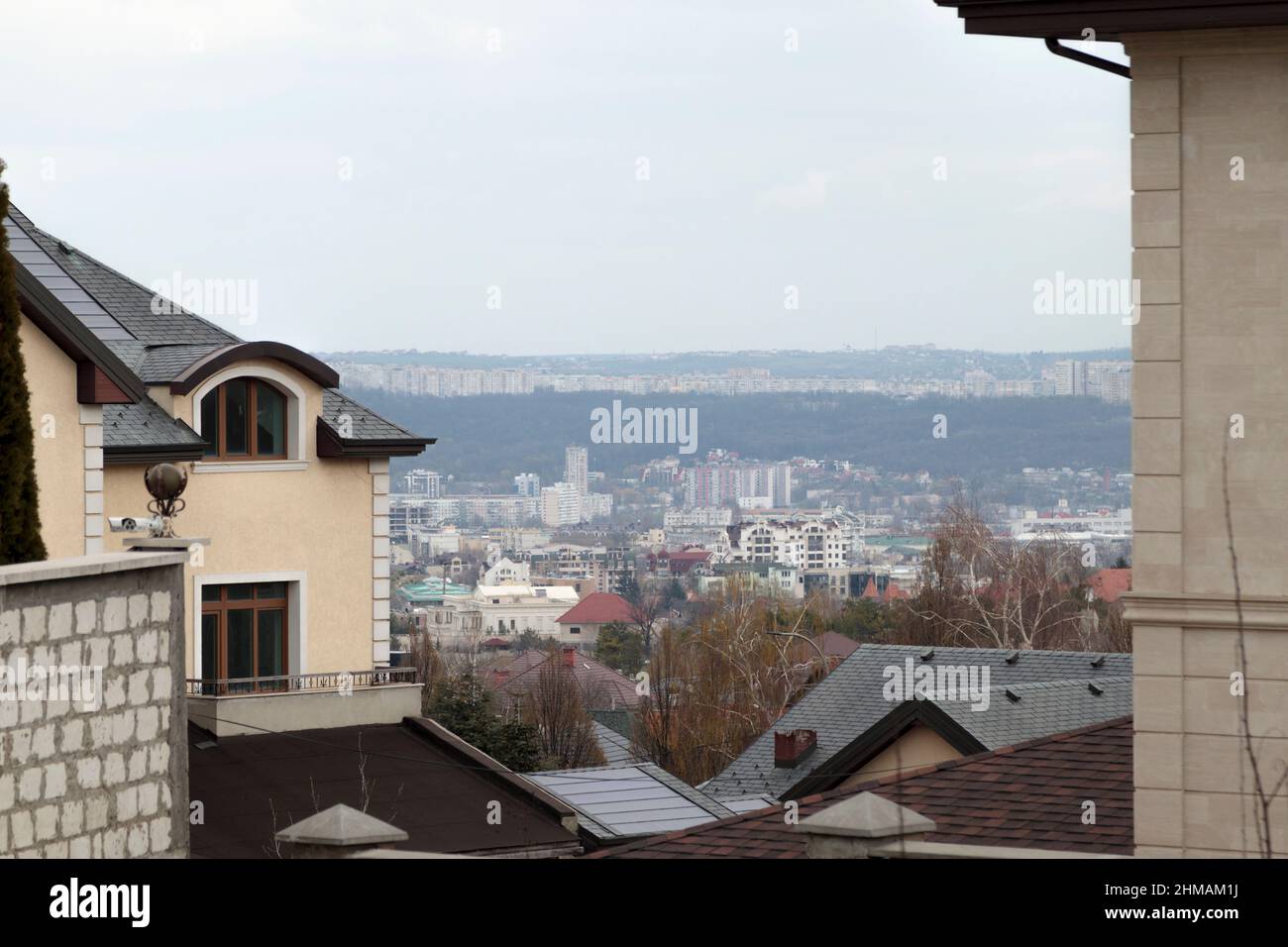 Blick auf die Stadt vom Haus auf dem Hügel. Dunst unter der Stadt. Stockfoto Blick auf die Stadt vom Haus auf dem Hügel. Dunst unter der Stadt. Stockfoto
