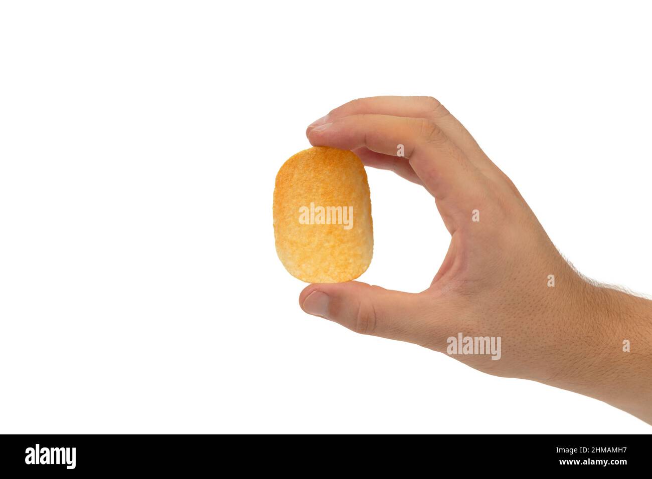 Hand hält appetitliche Kartoffelchips. Er ist auf weißem Hintergrund isoliert. Stockfoto