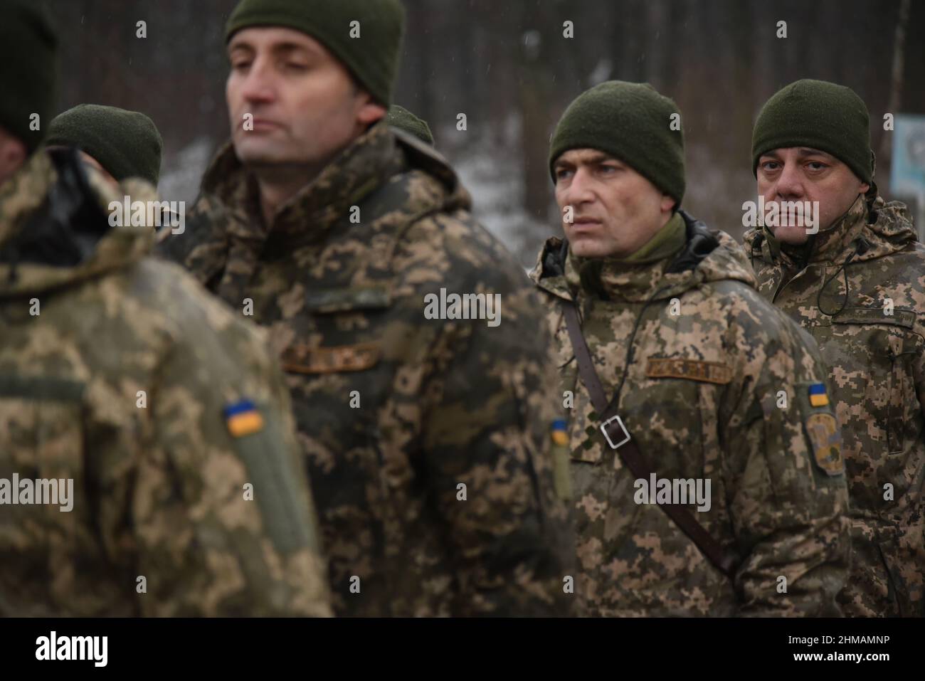 Starychi, Ukraine 2. februar 2017. Ukrainische Soldaten bei der Eröffnungszeremonie der nächsten Stufe der Ausbildung der Einheiten der Streitkräfte im Rahmen des Programms "Joint Multinian Training Group - Ukraine" (JMTG-U) gesehen. Stockfoto