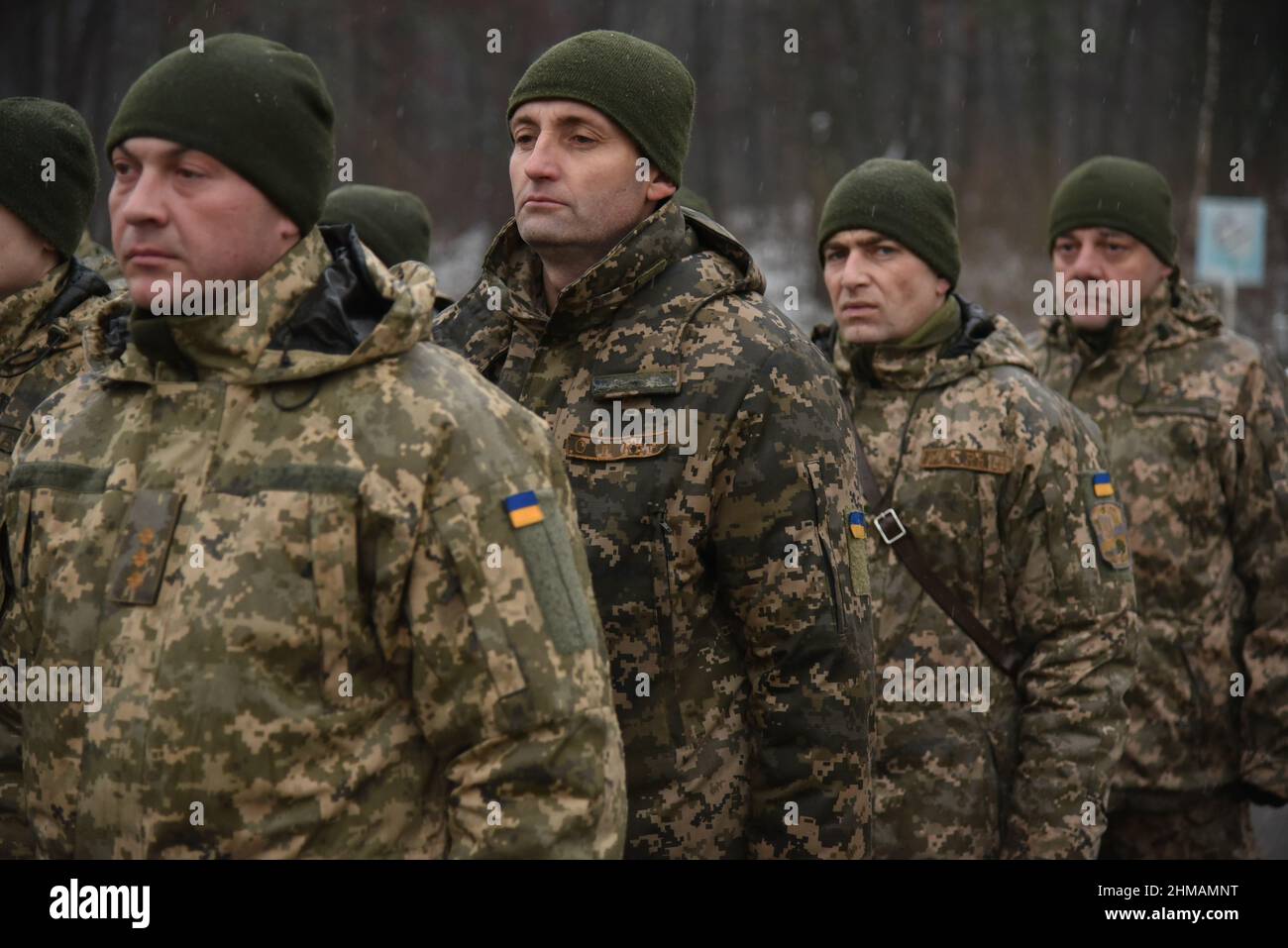 Starychi, Ukraine 2. februar 2017. Ukrainische Soldaten bei der Eröffnungszeremonie der nächsten Stufe der Ausbildung der Einheiten der Streitkräfte im Rahmen des Programms "Joint Multinian Training Group - Ukraine" (JMTG-U) gesehen. Stockfoto