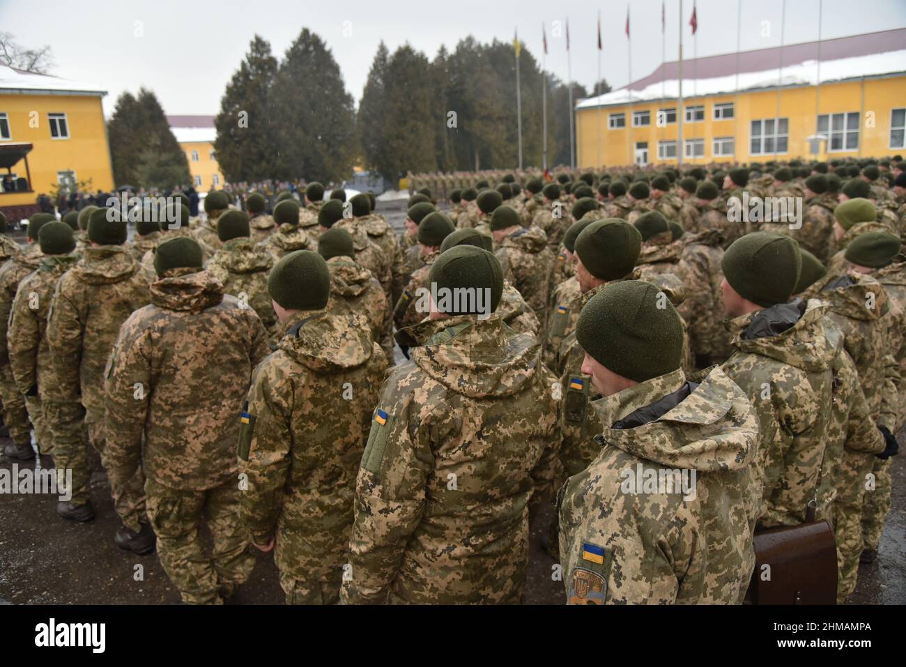 Starychi, Ukraine 2. februar 2017. Ukrainische Soldaten bei der Eröffnungszeremonie der nächsten Stufe der Ausbildung der Einheiten der Streitkräfte im Rahmen des Programms "Joint Multinian Training Group - Ukraine" (JMTG-U) gesehen. Stockfoto