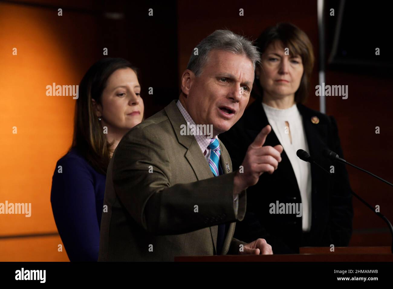 Washington, USA. 08th. Februar 2022. Der Kongressabgeordnete Buddy Carter (R-GA) spricht heute auf einer Pressekonferenz am 08. Februar 2021 im HVC/Capitol Hill in Washington DC, USA, über illegale Drogen und Einwanderung an den US-MX-Grenzen. (Foto von Lenin Nolly/Sipa USA) Quelle: SIPA USA/Alamy Live News Stockfoto