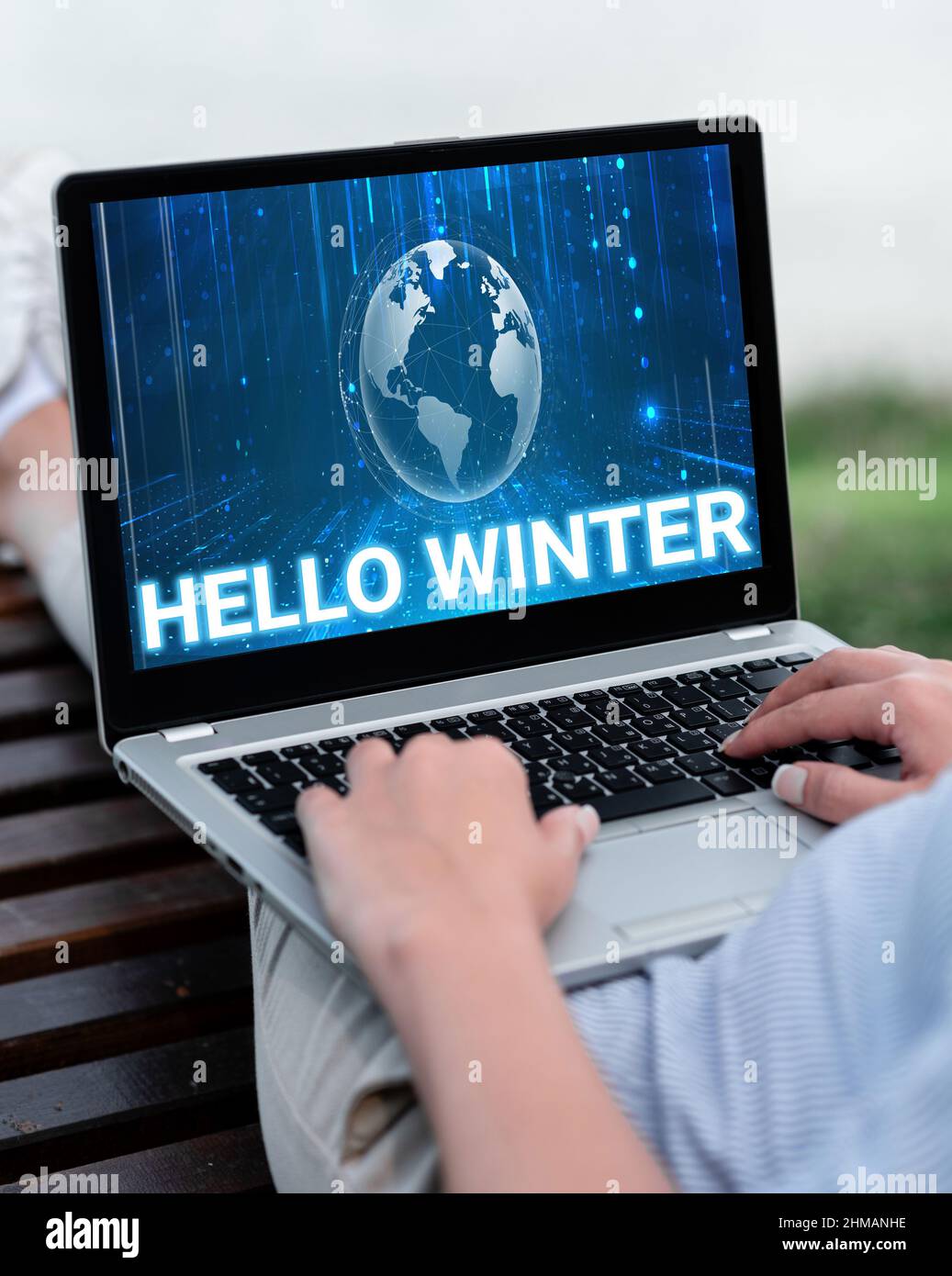 Konzeptionelle Bildunterschrift Hallo Winter. Geschäftsansatz Begrüßung zum Ende des Herbstes die kälteste Jahreszeit um den Dezember Laptop ruht auf der Runde der Frau Stockfoto