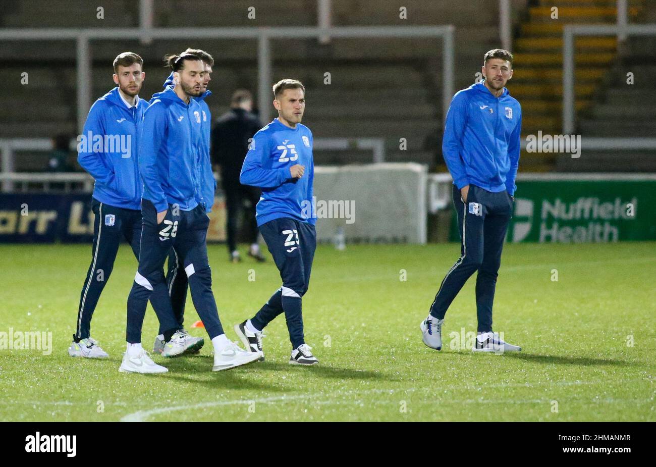 HARTLEPOOL, GROSSBRITANNIEN. FEB 8th Barrow-Spieler Barrow-Torwart Josh Lillis und Barrow's George Williams während des Sky Bet League 2-Spiels zwischen Hartlepool United und Barrow im Victoria Park, Hartlepool am Dienstag, 8th. Februar 2022. (Kredit: Michael Driver | MI Nachrichten) Kredit: MI Nachrichten & Sport /Alamy Live Nachrichten Stockfoto