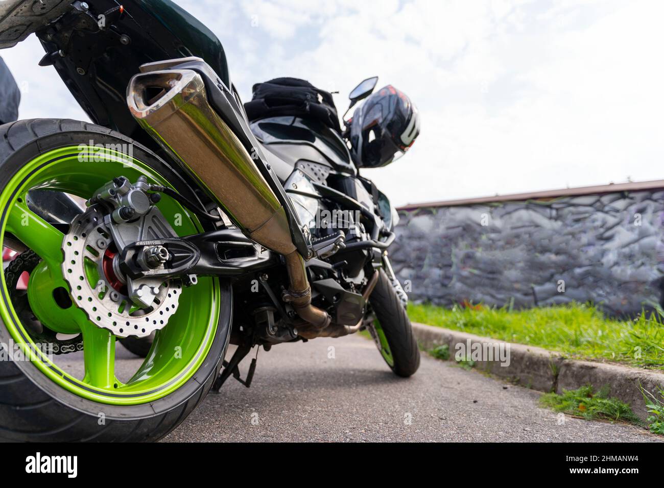 Seitenansicht des Motorrads, hintere Bremsanlage, Hinterradaufhängung, Rad. Stockfoto