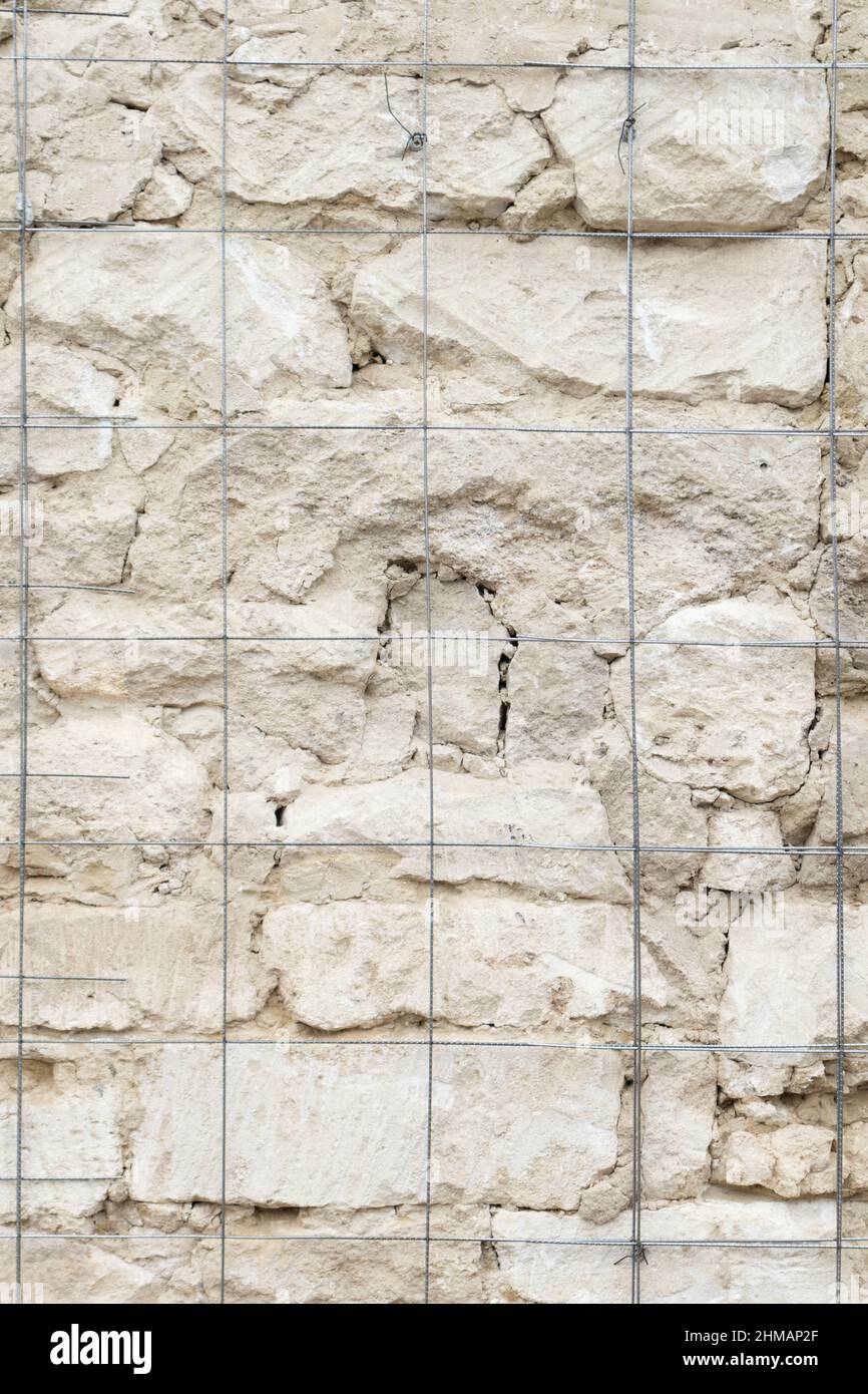Kalksteinwand für die Verputzung vorbereitet. Hintergrund und strukturiert. Nahaufnahme. Stockfoto Kalksteinwand für die Verputzung vorbereitet. Hintergrund und strukturiert. Nahaufnahme. Stockfoto