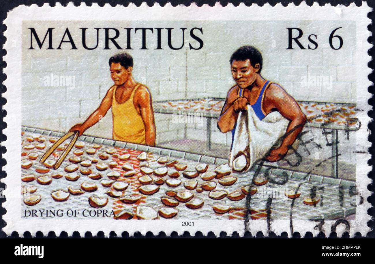 MAURITIUS - UM 2001: Eine in Mauritius gedruckte Marke zeigt trocknende Kopra, Kokosnusskerne, um 2001 Stockfoto