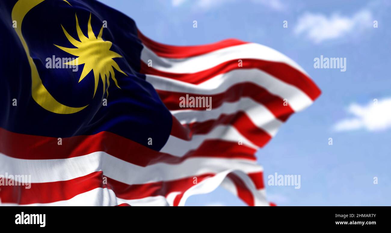 Detail der Nationalflagge Malaysias, die an einem klaren Tag im Wind winkt. Demokratie und Politik. Patriotismus. Selektiver Fokus. Südostasiatisches Land Stockfoto