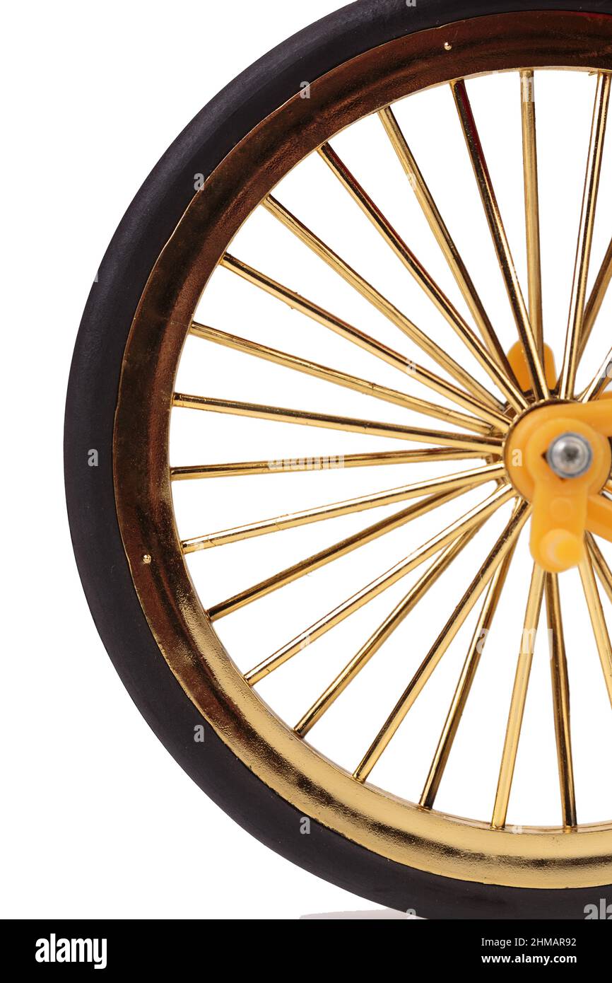 Antike High-wheel Fahrrad Detail abstrakt. Es befindet sich auf einer weißen Oberfläche. Nahaufnahme. Stockfoto