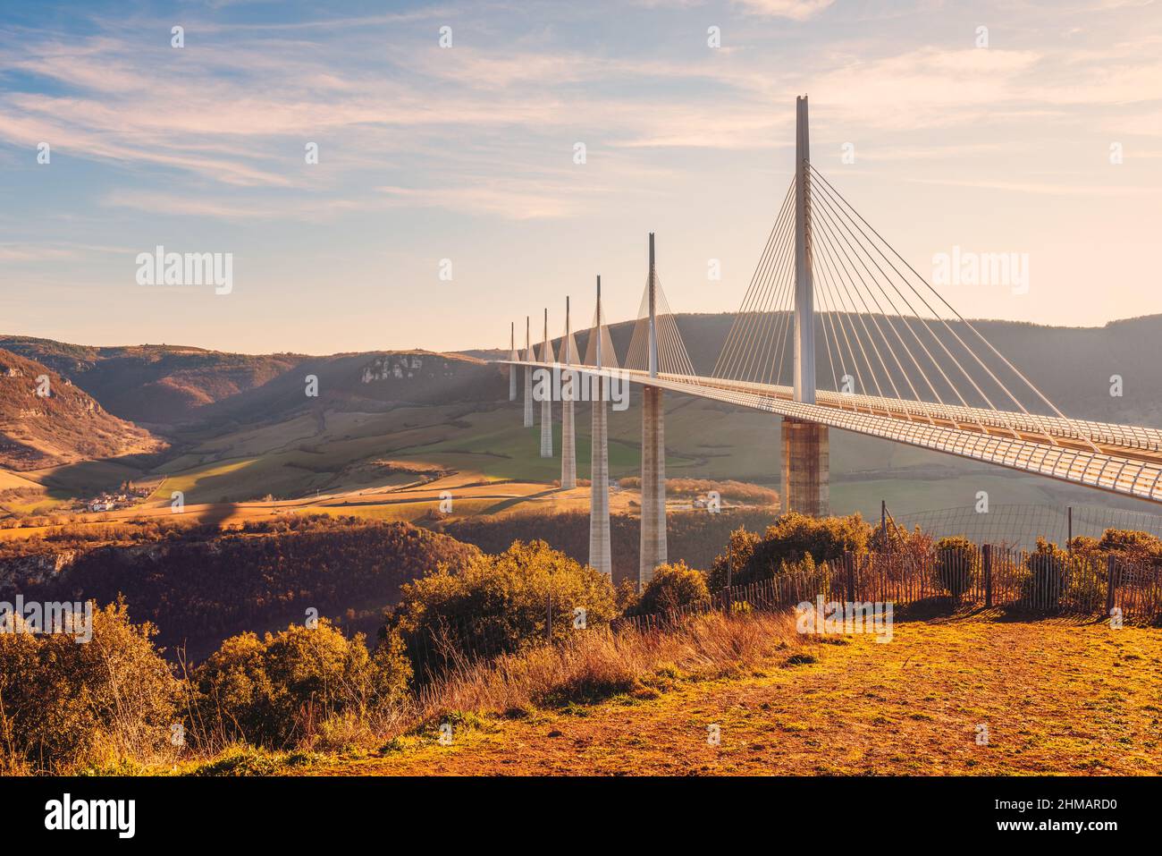 Das Viadukt von Millau in der Region der Region der Region der Region der Region von Südfrankreich. Ab September 2020 ist sie mit 336 Metern die höchste Brücke der Welt. Stockfoto