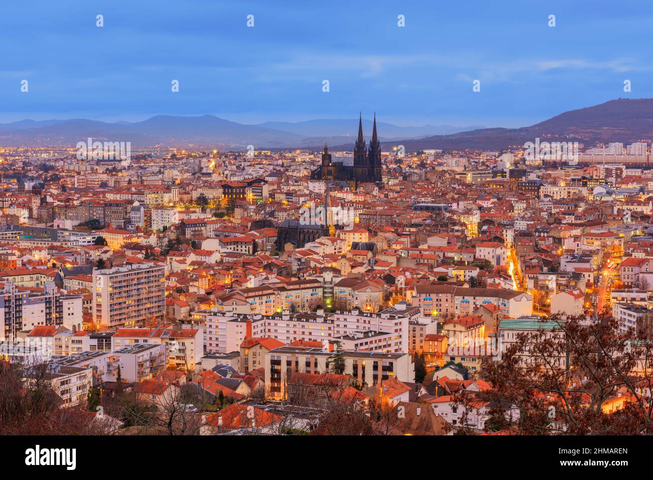 Skyline von Clermont-Ferrand Frankreich bei Abenddämmerung Stockfoto