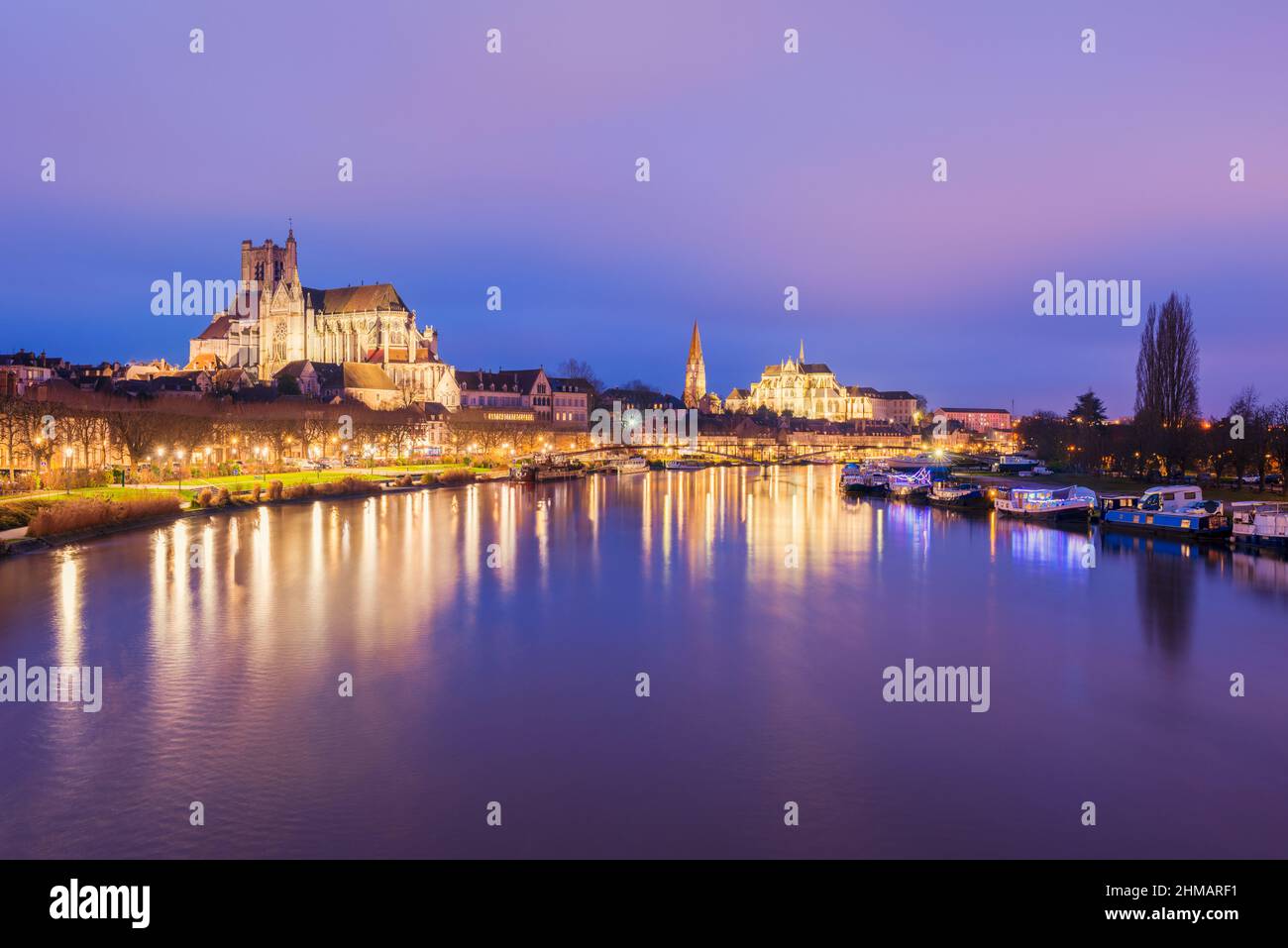 Skyline von Auxerre, Burgund, Frankreich mit dem Fluss Yonne in der Abenddämmerung Stockfoto