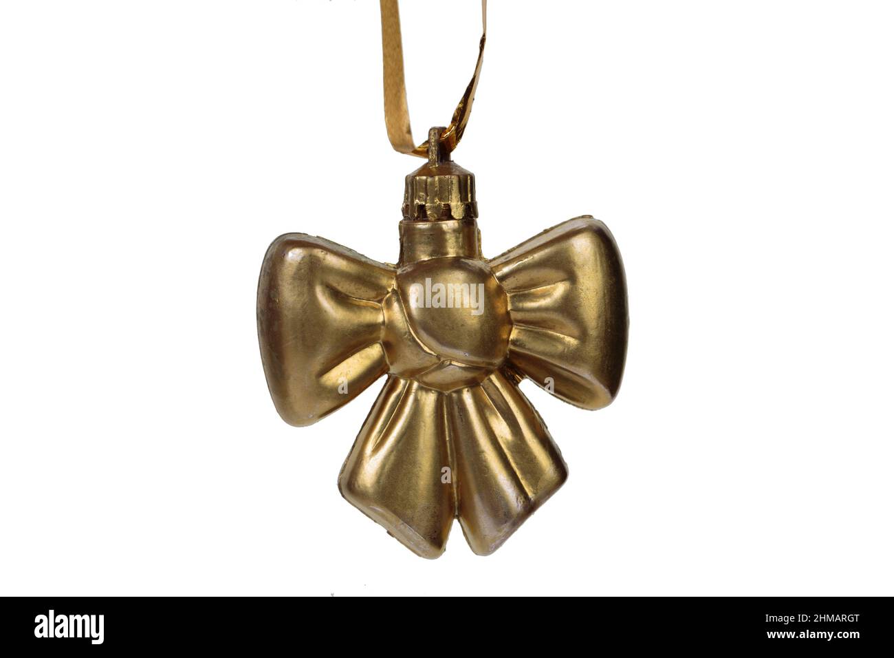 Shiny Toy for Christmas in Form einer goldenen Schleife. Er ist auf weißem Hintergrund isoliert. Nahaufnahme. Stockfoto