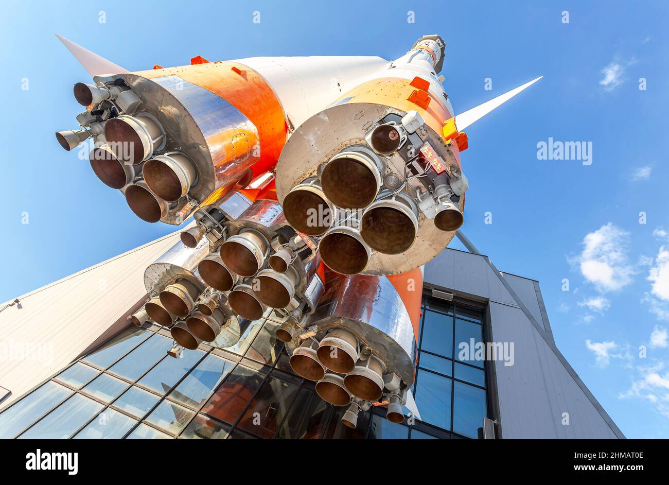 Weltraumraketenmotoren des russischen Weltraumstartwagens über blauem Himmel Hintergrund Stockfoto