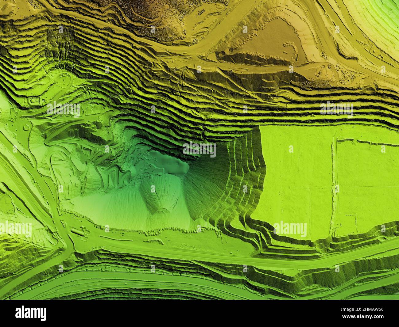 Modell einer Bergwerkshöhe. GIS-Produkt, das nach der Verarbeitung von Luftaufnahmen von einer Drohne erstellt wurde. Es zeigt Ausgrabungsstätte mit steilen Felswänden Stockfoto