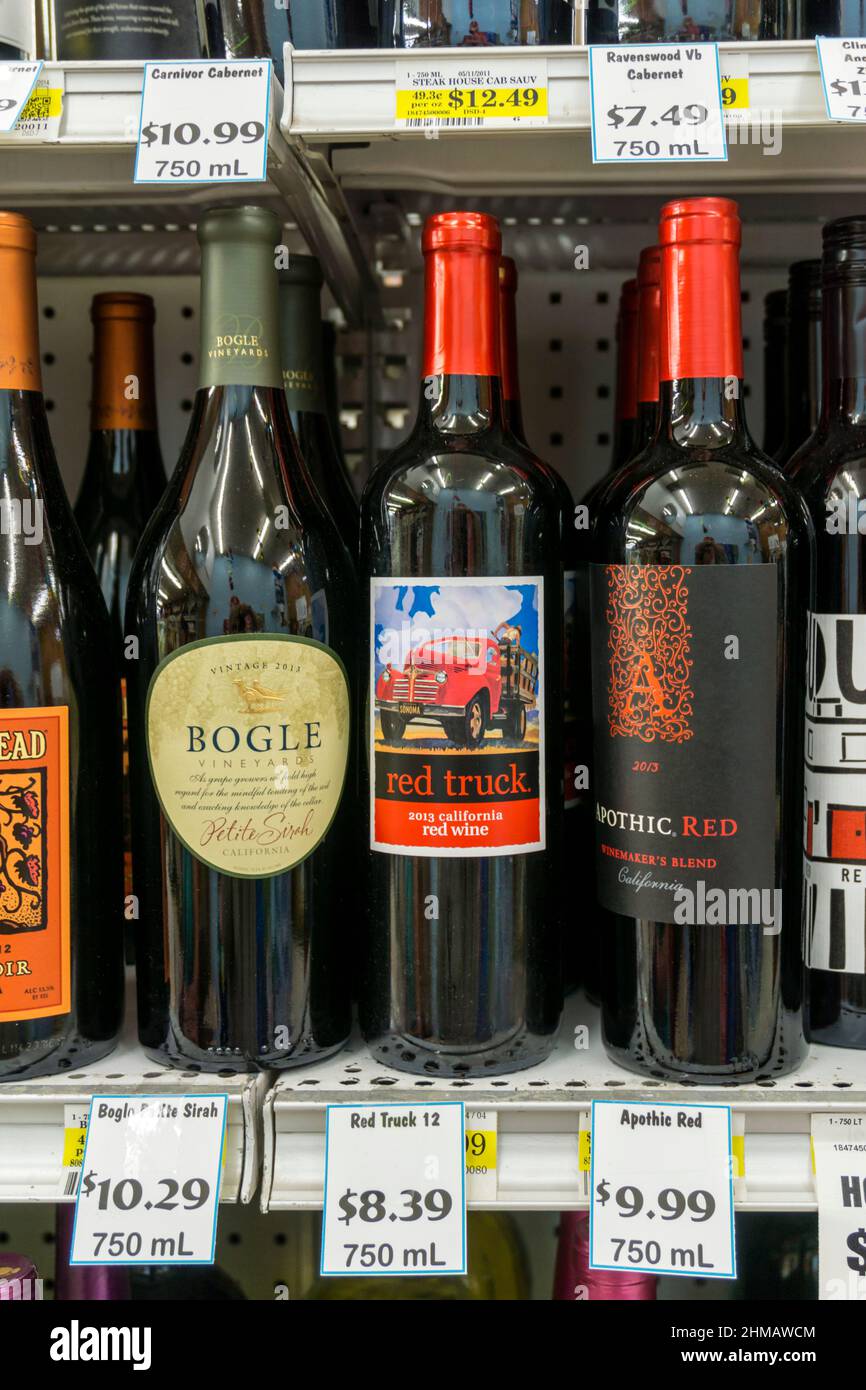 Kalifornischer Rotwein zum Verkauf in einem amerikanischen Supermarkt. Stockfoto