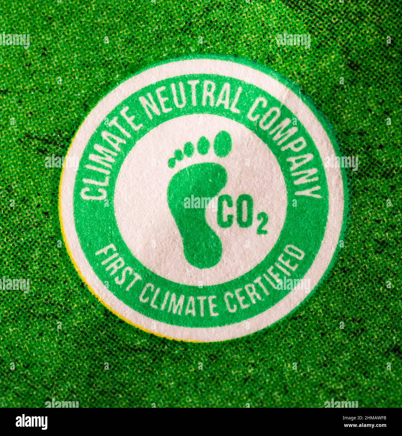 Ein erstes klimareguliertes klimaneutrales Firmenlogo auf der Verpackung. Stockfoto