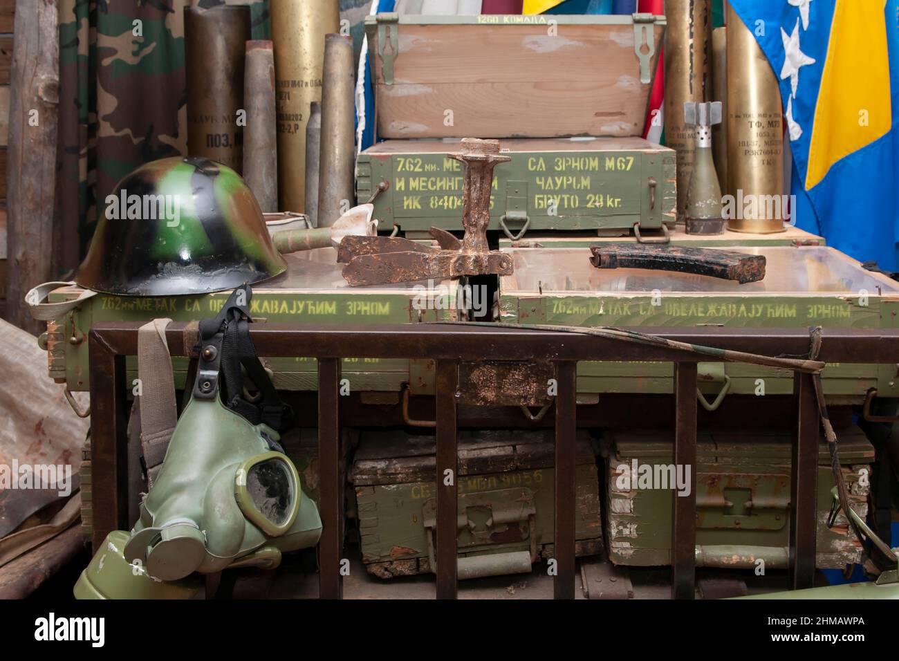 Im Tunnel Museum, auch bekannt als Tunel Spasa, ausgestellt, das 1993 während der Belagerung von Sarajevo inmitten des Bosnienkrieges errichtet wurde, um die Stadt Sarajevo zu verbinden, Das von den serbischen Truppen vollständig abgeschnitten wurde, wobei sich auf der anderen Seite des Flughafens von Sarajevo, einem Gebiet, das von den Vereinten Nationen kontrolliert wird, bosnisch beherrschtes Gebiet befindet. Stockfoto