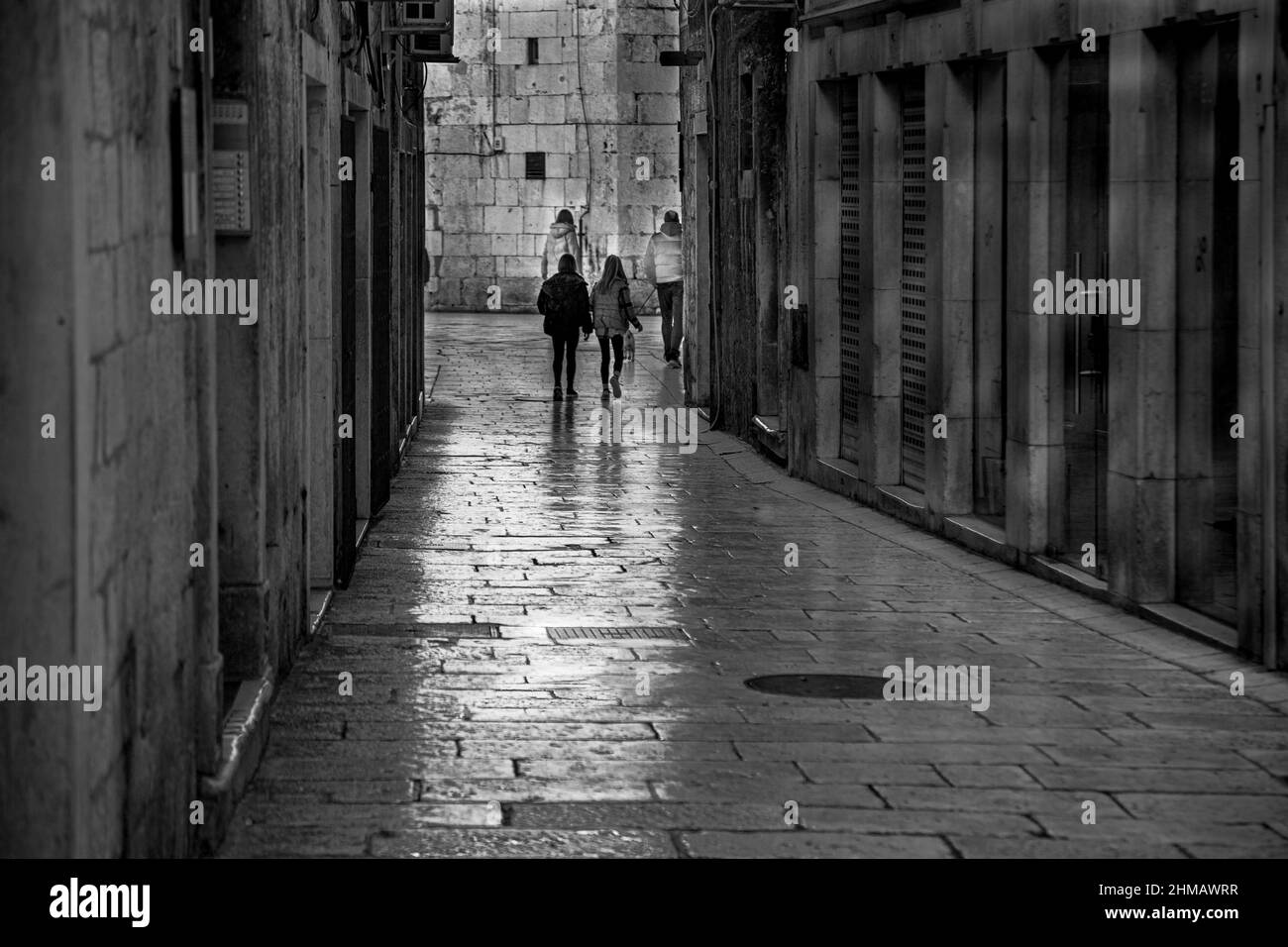 Glänzende gepflasterte Straße in der Altstadt in Split Kroatien Stockfoto