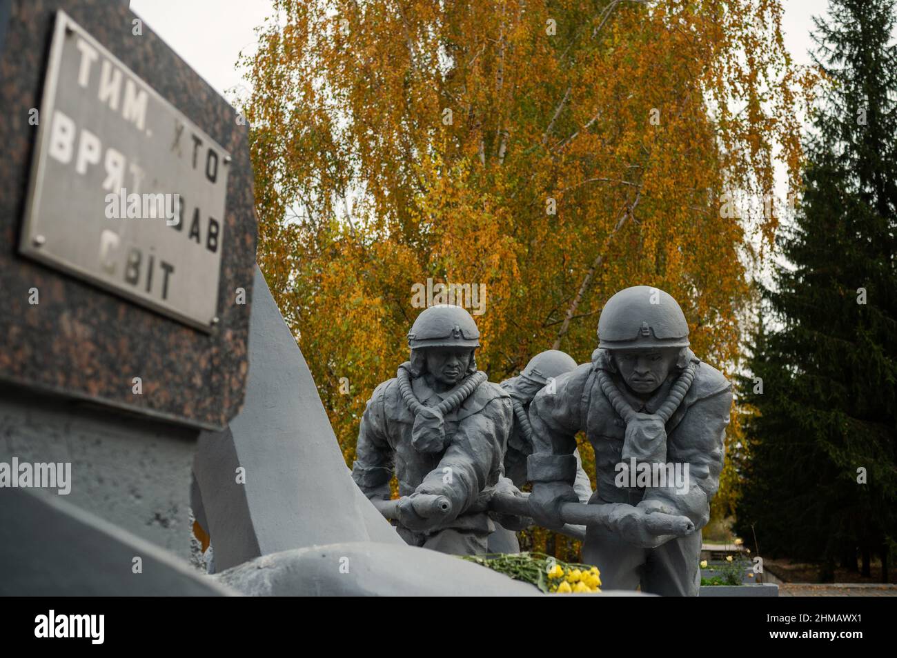 Ein modernes Denkmal für die Feuerwehrleute, die auf die Katastrophe im Kernkraftwerk Tschernobyl reagiert haben. Stockfoto