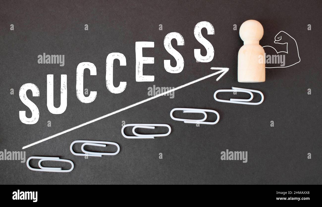 Auf den Trading Charts gibt es Würfel und Zettel mit der Aufschrift - ERFOLG Stockfoto