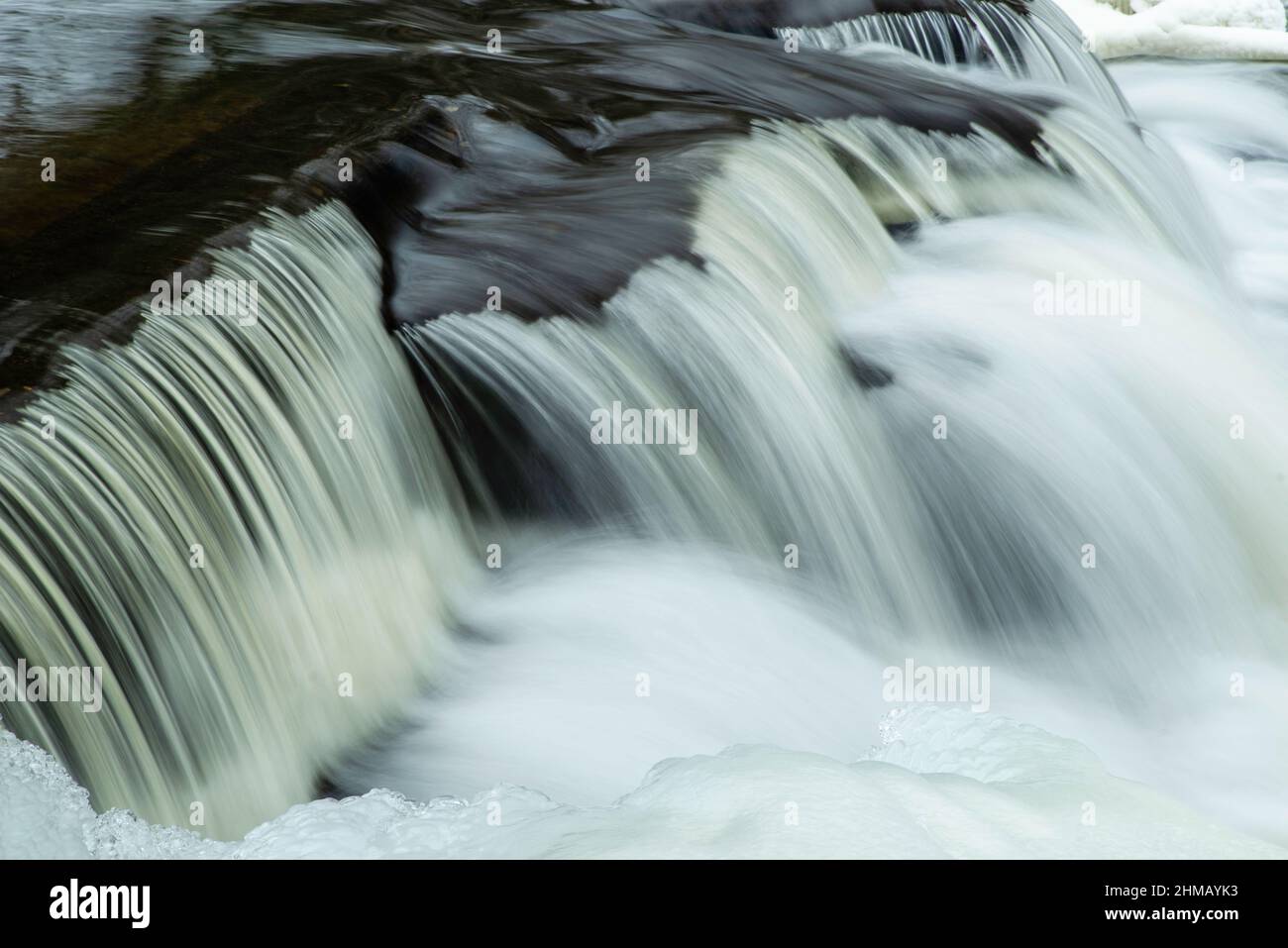 Winterfoto von Bond Falls, ein Schritt fällt auf den mittleren Zweig des Ontonagon River, in der Nähe von Paulding, Michigan, USA. Stockfoto