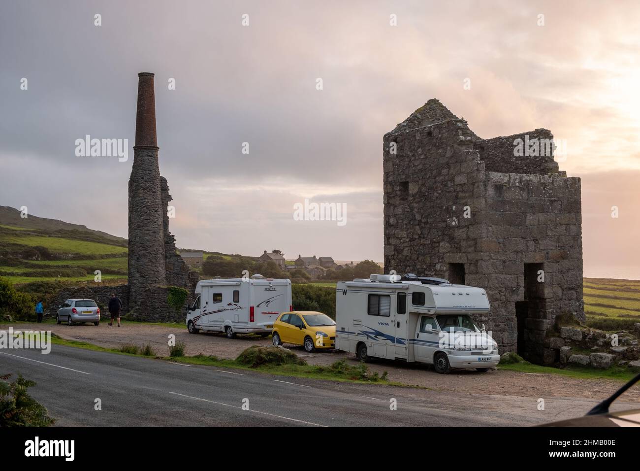 August 2018: Ruinen des Zinnbergbaus, das Motorenhaus in Wheal Coates, St Agnes, Cornwall, Großbritannien Stockfoto