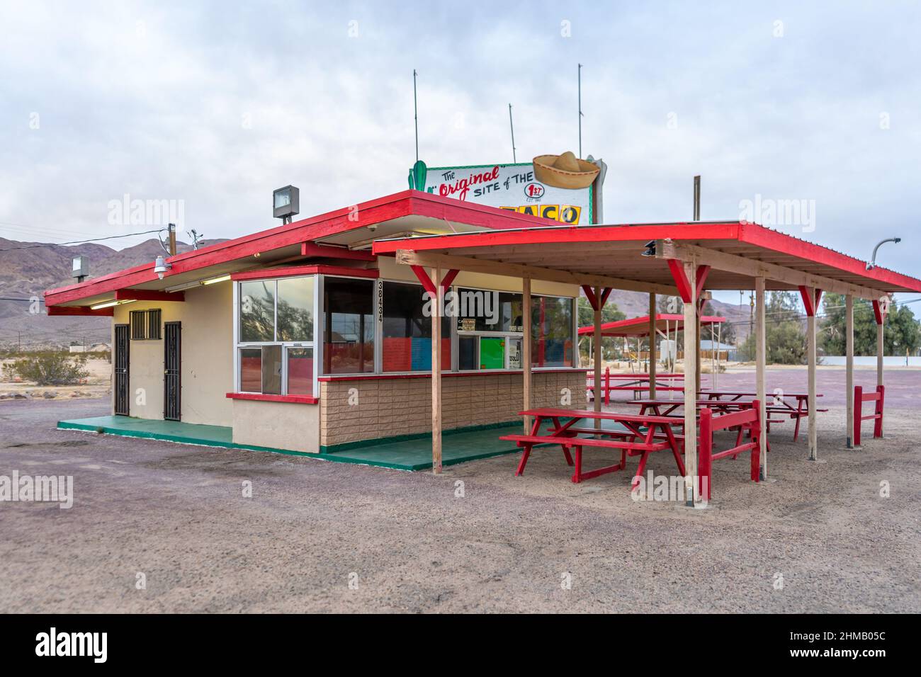 Yermo, CA, USA – 29. Januar 2022: Der erste und ursprüngliche Standort für De Taco Restaurants in der Stadt Yermo, nördlich von Barst in der Mojave-Wüste Stockfoto