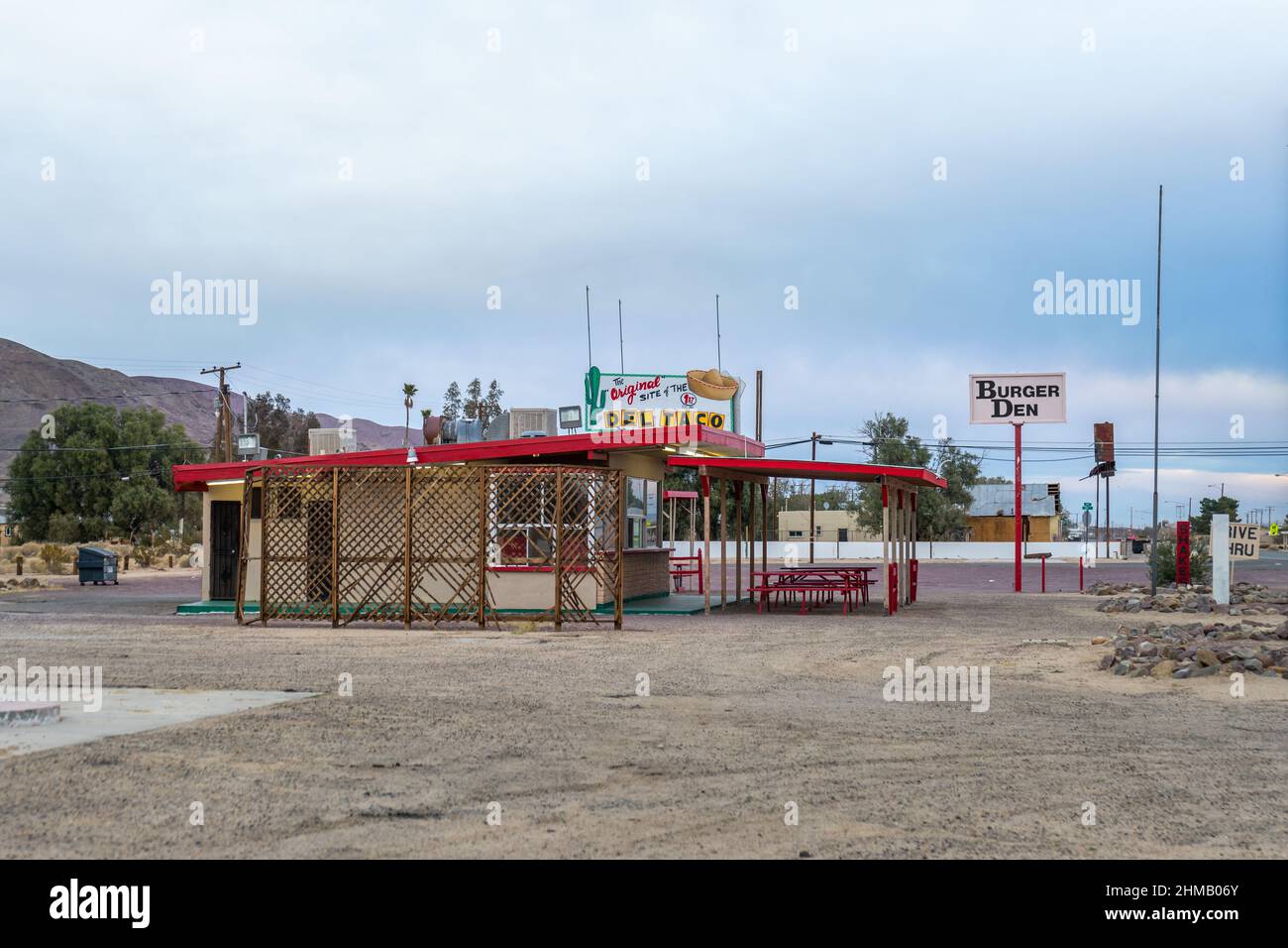 Yermo, CA, USA – 29. Januar 2022: Der ursprüngliche Standort für De Taco Restaurants ist derzeit als Burger Den bekannt, der sich in der Stadt Yermo im Norden befindet Stockfoto