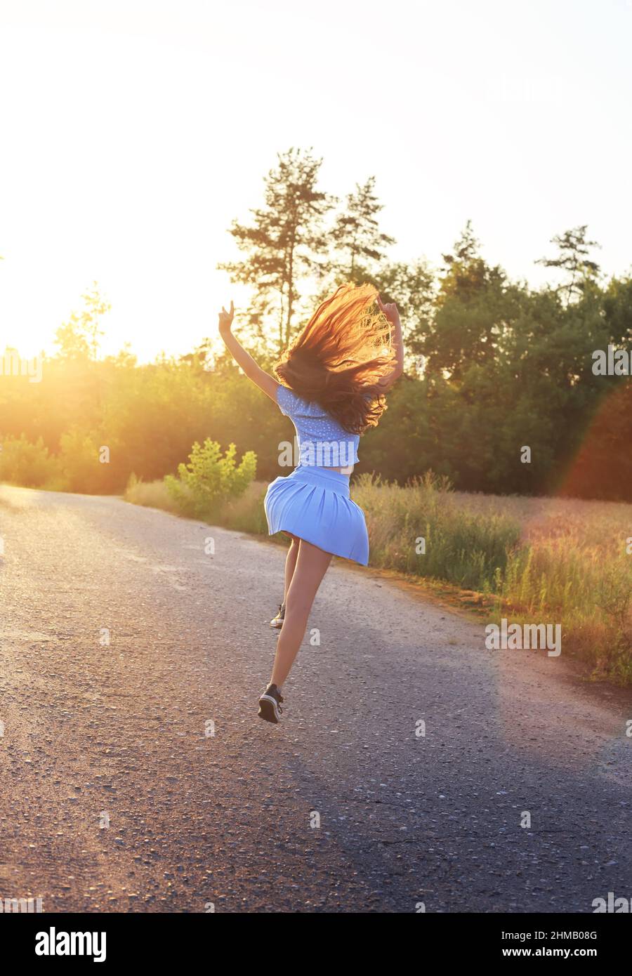 Porträt eines Teenagers, das am Sommerabend im Freien tanzt Stockfoto