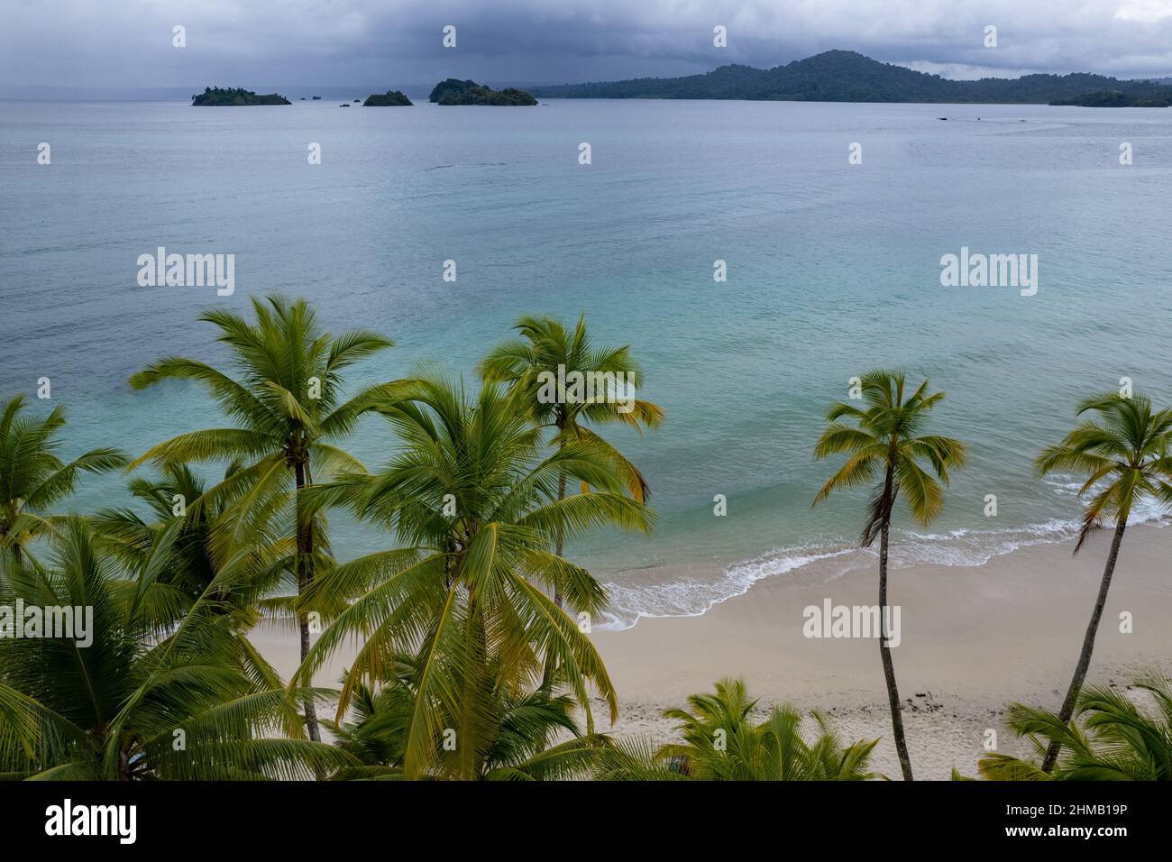 Luftaufnahme eines Plam-Strandes auf der Isla Coiba Stockfoto