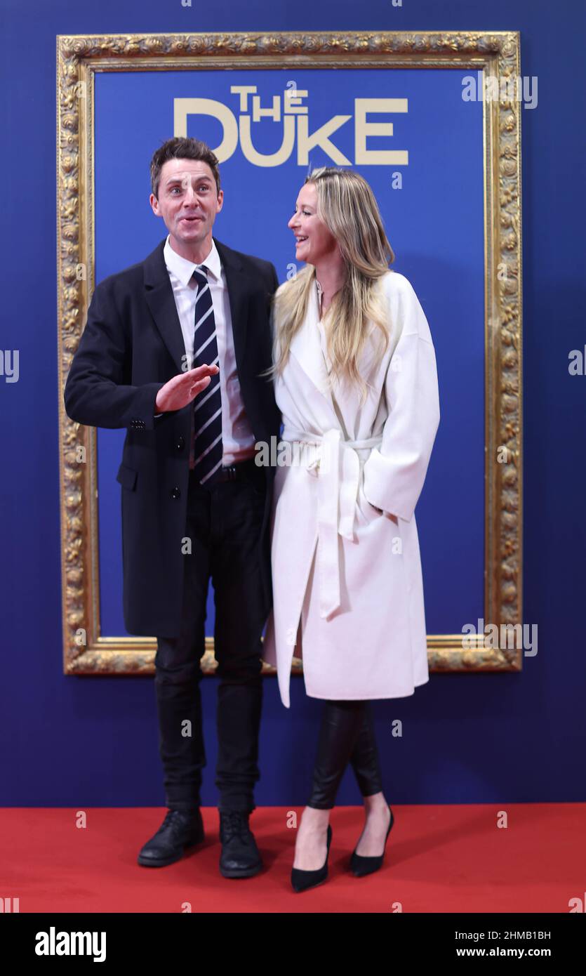 Matthew Goode und seine Frau Sophie Dymoke kommen zur britischen Premiere von The Duke in die National Gallery in London. Bilddatum: Dienstag, 8. Februar 2022. Stockfoto