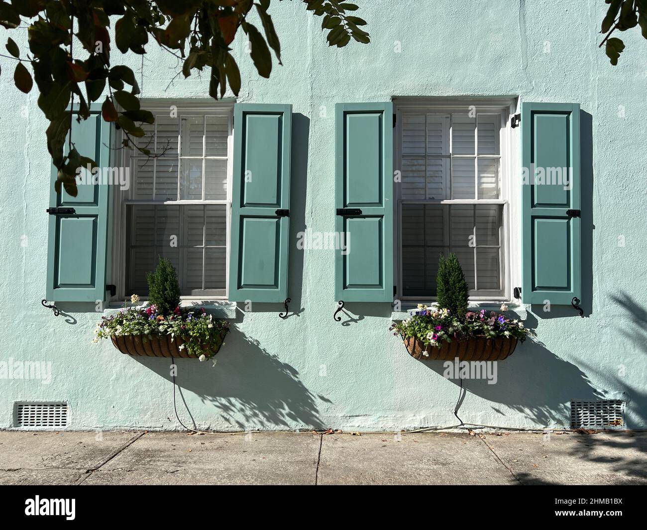 Architektonische Details von Fenstern, Fensterläden und Blumenkästen in Charleston, South Carolina, einem Luxusreiseziel der Südstaaten der Vereinigten Staaten. Stockfoto